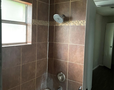 1026 W Brompton Drive W - Photo Thumbnail 5