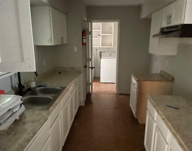 1026 W Brompton Drive W - Photo Thumbnail 11
