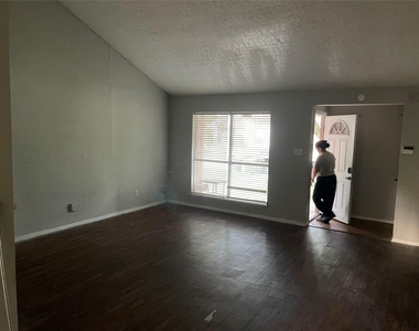 1026 W Brompton Drive W - Photo Thumbnail 10