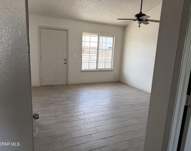 8507 Alameda Avenue - Photo Thumbnail 17
