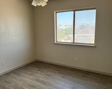 8507 Alameda Avenue - Photo Thumbnail 4