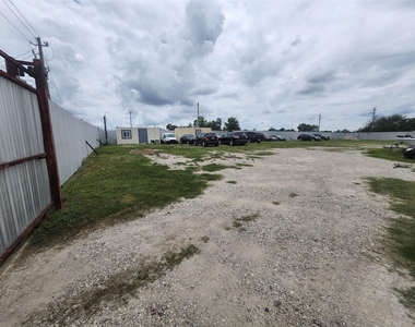 7037 W Orem Drive - Photo Thumbnail 5