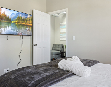 1111 Bonnie Brae Place - Photo Thumbnail 15