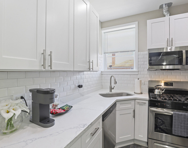 1111 Bonnie Brae Place - Photo Thumbnail 3
