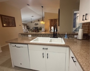 1113 Se 20th Court - Photo Thumbnail 6