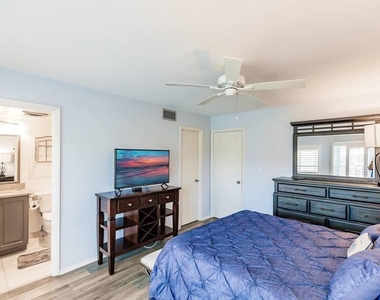 1250 N Portofino Drive - Photo Thumbnail 11