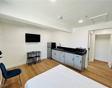 1418 S 3rd Street - Photo Thumbnail 3