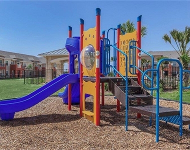 320 S Stewart Boulevard - Photo Thumbnail 4