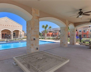 320 S Stewart Boulevard - Photo Thumbnail 3