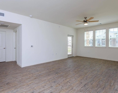 4100 N Parkdale Drive - Photo Thumbnail 7