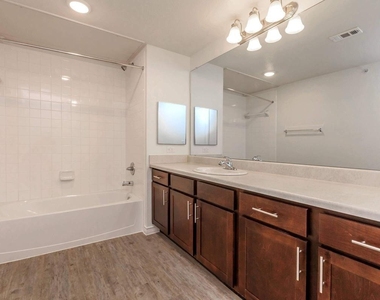 4100 N Parkdale Drive - Photo Thumbnail 11