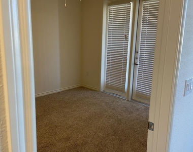 314 Castle Drive - Photo Thumbnail 5