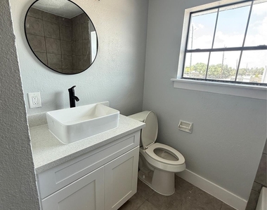 1125 Ann Street - Photo Thumbnail 5