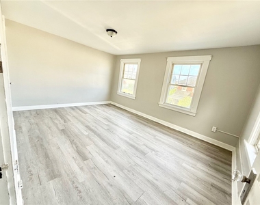 927 Vankirk St - Photo Thumbnail 4