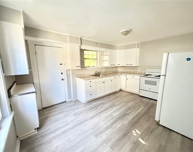 927 Vankirk St - Photo Thumbnail 2