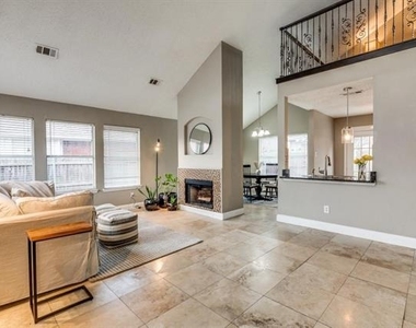 8164 Heritage Place Drive - Photo Thumbnail 2