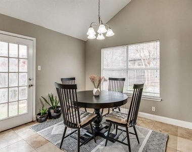 8164 Heritage Place Drive - Photo Thumbnail 4