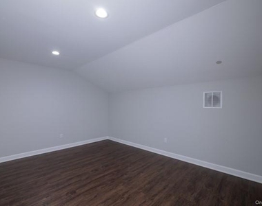 104 Sutton Court - Photo Thumbnail 7