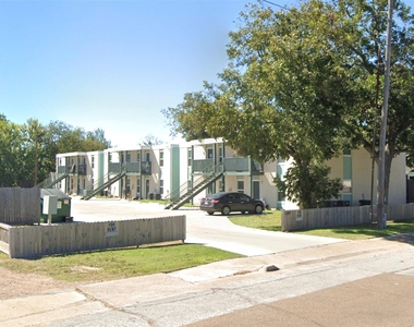 1109 E North Street - Photo Thumbnail 4