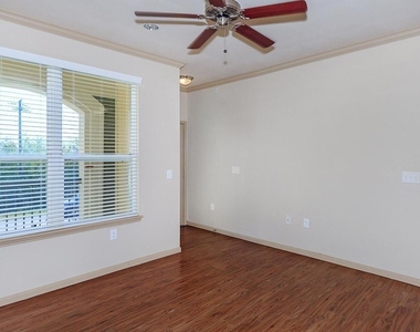 332 Independence Drive - Photo Thumbnail 6