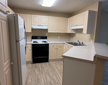 320 Ridgewood Avenue - Photo Thumbnail 3