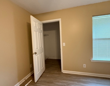 320 Ridgewood Avenue - Photo Thumbnail 7