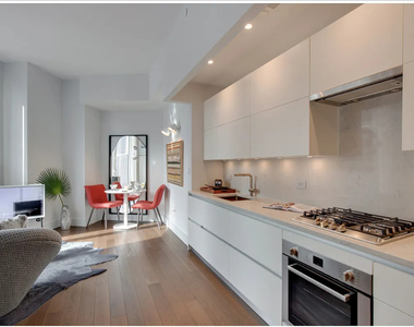 East 44th Street - Photo Thumbnail 2