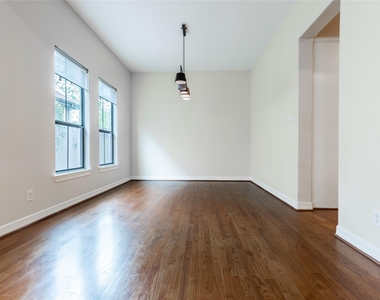 2923 Royal Oaks Crest - Photo Thumbnail 8