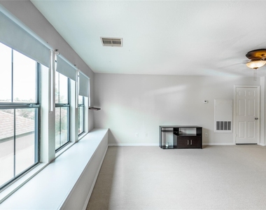 2923 Royal Oaks Crest - Photo Thumbnail 28
