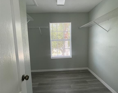 2827 Suncoast Lakes Boulevard - Photo Thumbnail 15