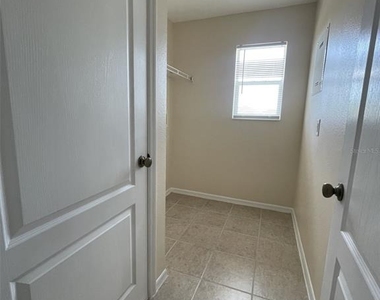 2827 Suncoast Lakes Boulevard - Photo Thumbnail 17