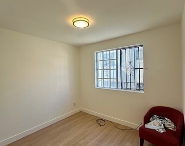 3518 W 3rd Street - Photo Thumbnail 8