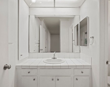 1033 6th Street - Photo Thumbnail 6