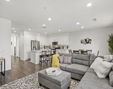 4720 E Washington Avenue - Photo Thumbnail 2