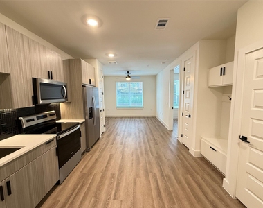 2520 Washington Ave - Photo Thumbnail 1