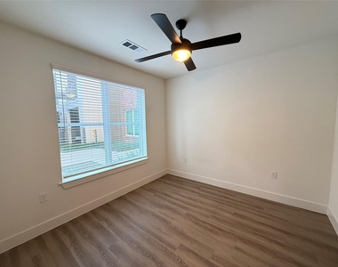 2520 Washington Ave - Photo Thumbnail 4