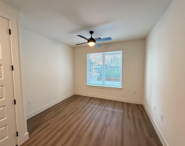 2520 Washington Ave - Photo Thumbnail 3
