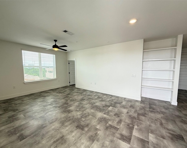 2520 Washington Ave - Photo Thumbnail 4