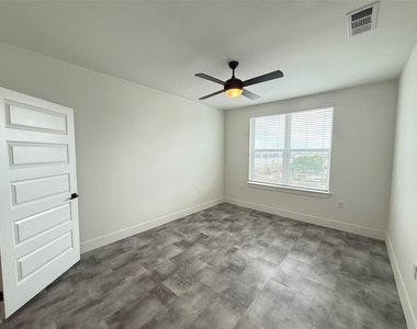 2520 Washington Ave - Photo Thumbnail 6