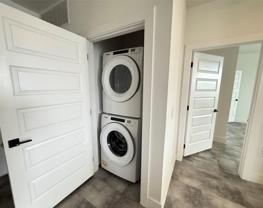 2520 Washington Ave - Photo Thumbnail 5