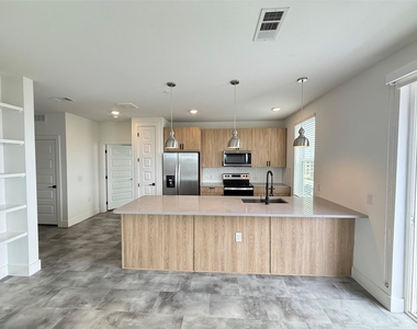 2520 Washington Ave - Photo Thumbnail 1