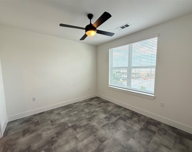 2520 Washington Ave - Photo Thumbnail 4
