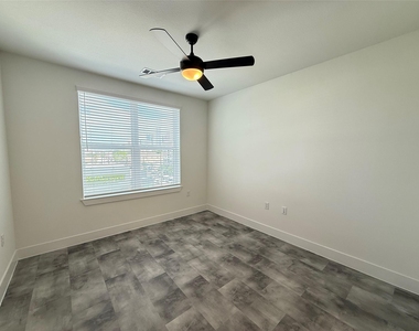 2520 Washington Ave - Photo Thumbnail 6