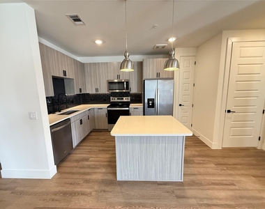 2520 Washington Ave - Photo Thumbnail 1
