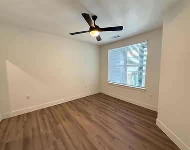 2520 Washington Ave - Photo Thumbnail 4