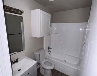 614 Londonderry Lane - Photo Thumbnail 6