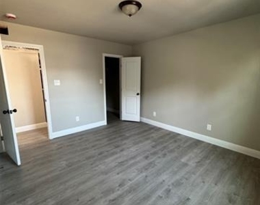 614 Londonderry Lane - Photo Thumbnail 7