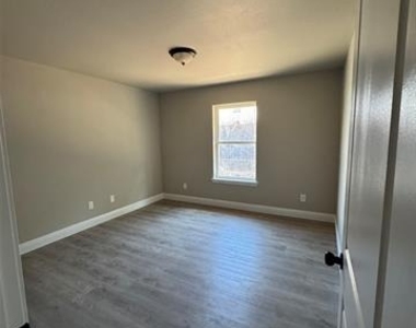 614 Londonderry Lane - Photo Thumbnail 4