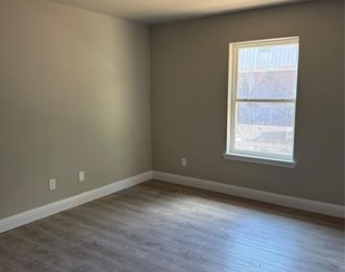 614 Londonderry Lane - Photo Thumbnail 3