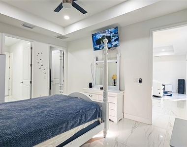 1503 W 17th Street - Photo Thumbnail 9